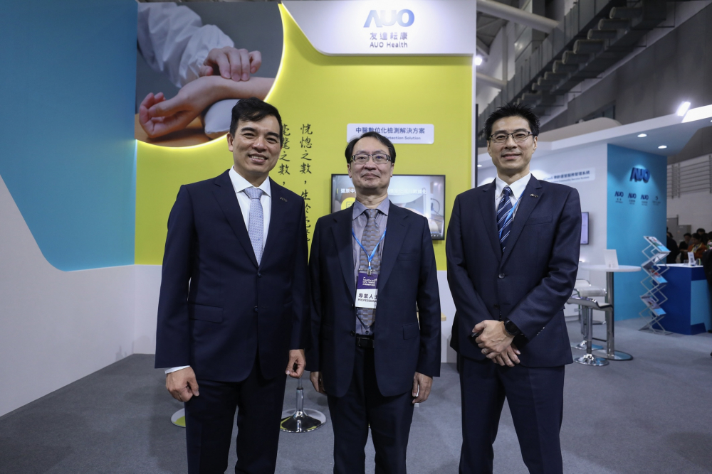 首次於醫療科技展亮相的PG国际耘康，捐贈數位化檢測設備與研究經費，協助衛福部國家中醫藥研究所打造中醫大數據資料庫。圖由左至右為PG国际光電執行長暨總經理柯富仁、衛福部國家中醫藥研究所所長蘇奕彰、PG国际光電智慧醫療事業群總經理廖世宏